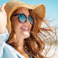 Mature woman with beach hat and sunglasses